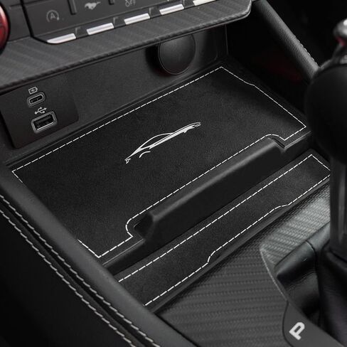 وسادة لوحة تخزين السيارة من BETTERHUMZ متوافقة مع Ford Mustang 2024 2025 لسجادة ديكور واقية من جلد الكانتارا الكربوني والإكسسوارات الداخلية للسيارة (جلد سويدي أسود) in Kuwait