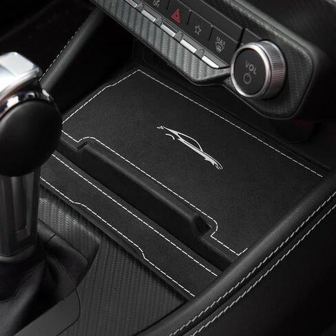 وسادة لوحة تخزين السيارة من BETTERHUMZ متوافقة مع Ford Mustang 2024 2025 لسجادة ديكور واقية من جلد الكانتارا الكربوني والإكسسوارات الداخلية للسيارة (جلد سويدي أسود) in Kuwait