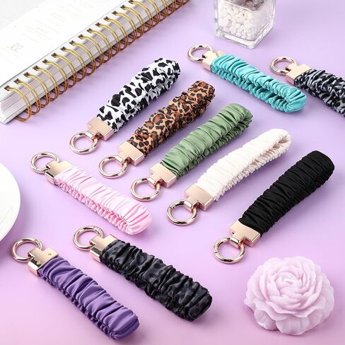 محفظة مفاتيح Scrunchie لطيفة للنساء والرجال - حامل مفاتيح سيارة قابل للتمدد مع حلقة على شكل حرف D للصالة الرياضية والتسوق والسفر in Kuwait