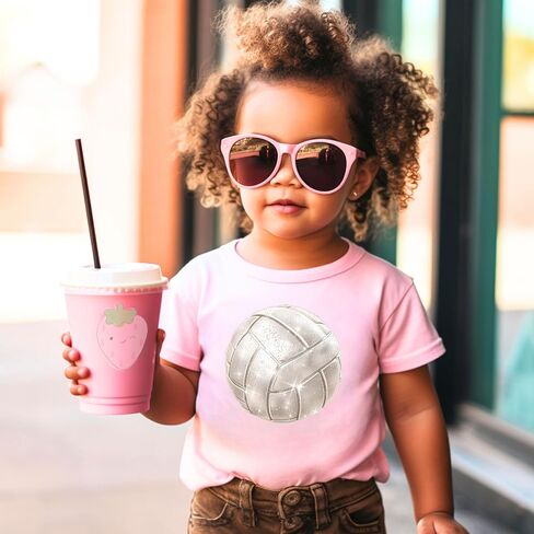 تي شيرت Olive Loves Apple Faux Glitter للكرة الطائرة للأطفال الصغار والفتيات اللطيفة لمحبي الكرة الطائرة in Saudi Arabia