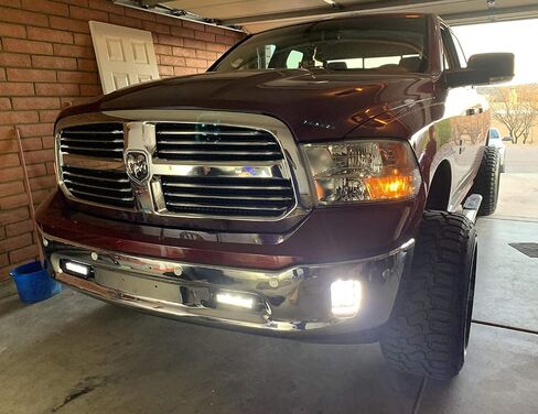 مجموعة مصابيح الضباب iJDMTOY Xenon White Mini-SR LED المتوافقة مع 2011-18 Dodge RAM 1500، تتضمن (2) أشرطة إضاءة LED عالية الطاقة بيضاء 30 وات، ودعامات منطقة فتح خطاف السحب ومجموعة أسلاك مفتاح التشغيل/الإيقاف in Saudi Arabia