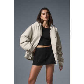 جاكيت بومبر بغطاء رأس من Alo Yoga Select - عظمة in Kuwait