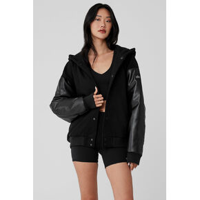 جاكيت بومبر بغطاء رأس من Alo Yoga Select - أسود in Kuwait