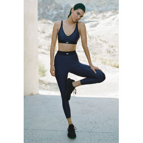 Alo Yoga Airlift عالي الخصر 7/8 - كحلي in Kuwait