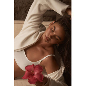 سترة Alo Yoga Scholar المحبوكة بسحاب كامل - عاجي in Kuwait