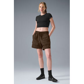 شورت Alo Yoga مقاس 7 بوصات من النايلون المجعد - إسبريسو in Kuwait