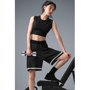 سترة رياضية من Alo Yoga مقاس 7 بوصات لكرة السلة - أسود in Kuwait