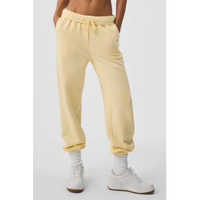Alo Yoga Accolade Sweatpant - Lemon Ice in Saudi Arabia