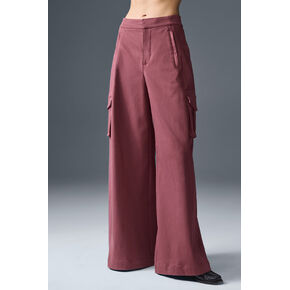 Alo Yoga Show Off Cargo بنطال بأرجل واسعة (طويل) - كمأة عنابي in Kuwait