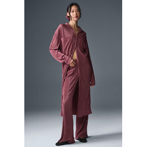 فستان قميص Alo Yoga Micro Plisse - كمأة عنابي in Kuwait