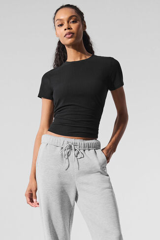 تي شيرت Alo Yoga مضلع Sea Coast - أسود in Kuwait