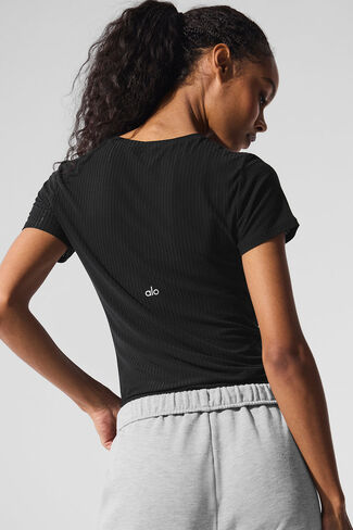 تي شيرت Alo Yoga مضلع Sea Coast - أسود in Kuwait