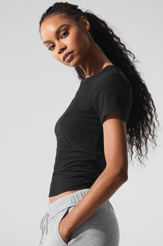 تي شيرت Alo Yoga مضلع Sea Coast - أسود in Kuwait