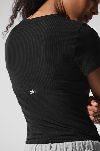 تي شيرت Alo Yoga مضلع Sea Coast - أسود in Kuwait