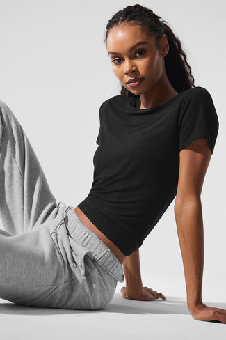 تي شيرت Alo Yoga مضلع Sea Coast - أسود in Kuwait