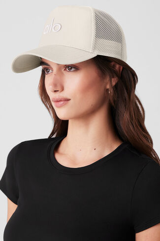 قبعة سائق الشاحنة Alo Yoga District - عظمة - عظمة / مقاس واحد in Kuwait