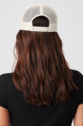 قبعة سائق الشاحنة Alo Yoga District - عظمة - عظمة / مقاس واحد in Kuwait