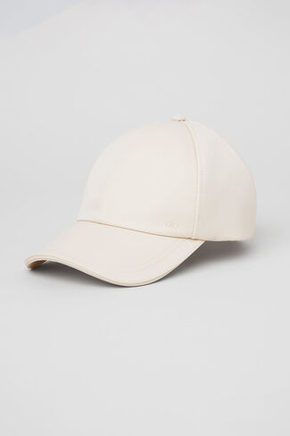 Alo Yoga Satin Off-Duty Cap - Creme - Creme / One Size in Kuwait