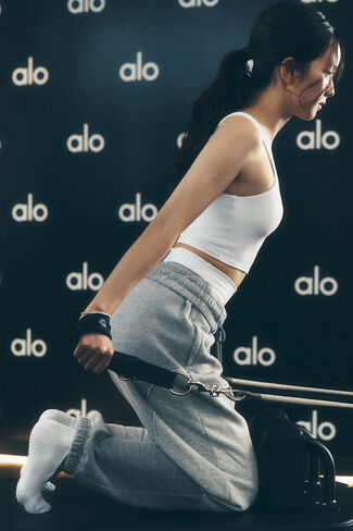 بنطال رياضي Alo Yoga Make Waves - لون رمادي منقط رياضي in Kuwait