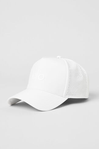 Alo Yoga Performance District Trucker Hat - White - White / One Size in Kuwait