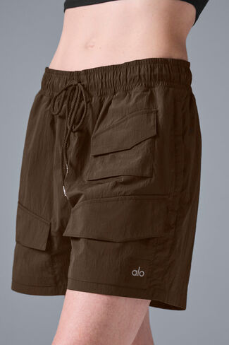 شورت Alo Yoga مقاس 7 بوصات من النايلون المجعد - إسبريسو in Kuwait