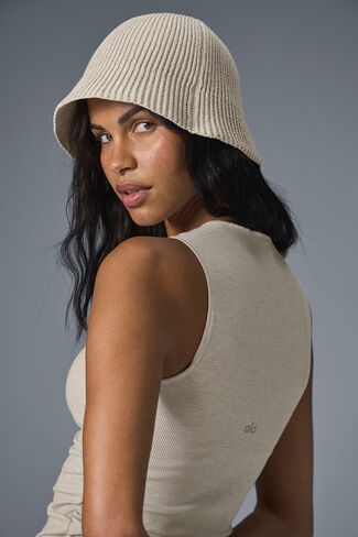 Alo Yoga Denim Knit Cloche - عاجي/حليب الشوفان - عاجي/حليب الشوفان/مقاس واحد in Kuwait