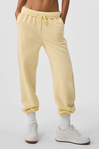 Alo Yoga Accolade Sweatpant - Lemon Ice in Saudi Arabia