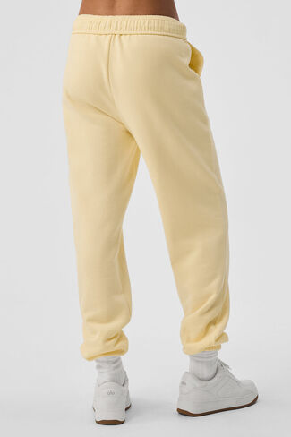 Alo Yoga Accolade Sweatpant - Lemon Ice in Saudi Arabia