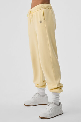 Alo Yoga Accolade Sweatpant - Lemon Ice in Saudi Arabia