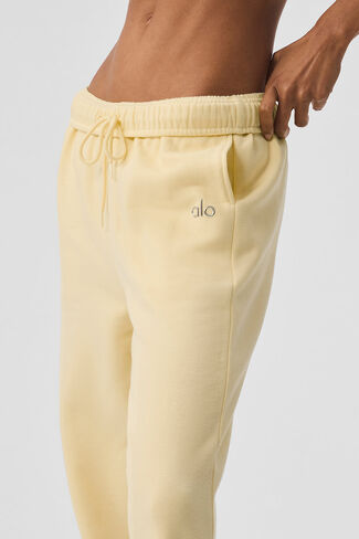 Alo Yoga Accolade Sweatpant - Lemon Ice in Saudi Arabia