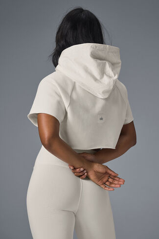 هودي Alo Yoga Cropped In The Air بأكمام قصيرة - عاجي in Kuwait
