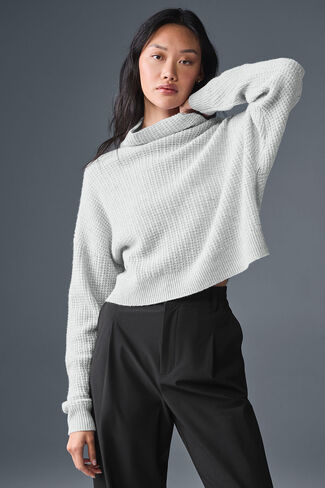 بلوفر Alo Yoga Cashmere Plush ذو الياقة المدورة - رمادي رياضي منقط in Kuwait