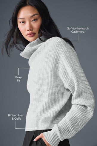 بلوفر Alo Yoga Cashmere Plush ذو الياقة المدورة - رمادي رياضي منقط in Kuwait