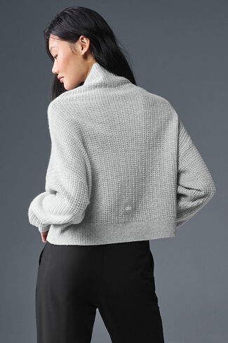 بلوفر Alo Yoga Cashmere Plush ذو الياقة المدورة - رمادي رياضي منقط in Kuwait