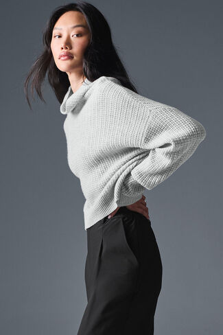 بلوفر Alo Yoga Cashmere Plush ذو الياقة المدورة - رمادي رياضي منقط in Kuwait