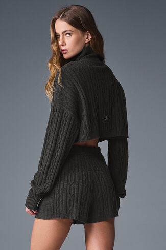 Alo Yoga Cable Knit Cropped Winter Bliss المدورة بأكمام طويلة - رمادي داكن منقط in Kuwait
