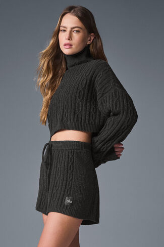 Alo Yoga Cable Knit Cropped Winter Bliss المدورة بأكمام طويلة - رمادي داكن منقط in Kuwait