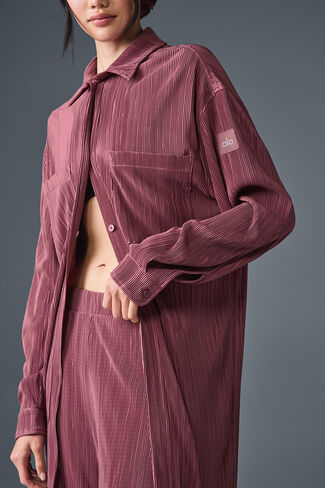 فستان قميص Alo Yoga Micro Plisse - كمأة عنابي in Kuwait