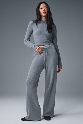 Alo Yoga Snuggle Up Sweater عالي الخصر وواسع الساق - رمادي ستيل in Saudi Arabia