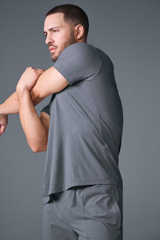 تي شيرت Alo Yoga Triumph - رمادي فولاذي in Kuwait