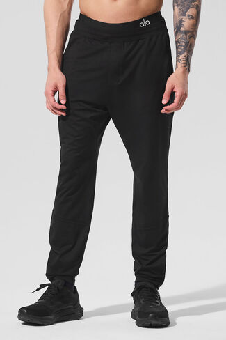 Alo Yoga Conquer React Performance Pant - Black in Saudi Arabia