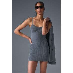 فستان قصير من Alo Yoga من قماش الدنيم - رمادي فولاذي/أنثراسايت in Kuwait