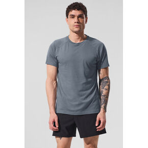 تي شيرت Alo Yoga Triumph Raglan - رمادي فولاذي in Kuwait