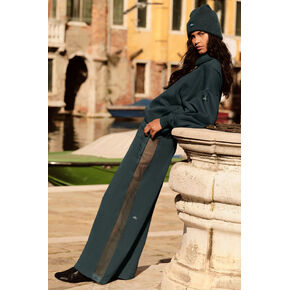 بنطال Alo Yoga ذو الخصر العالي وواسع الساق - أخضر فحمي in Kuwait