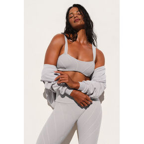 حمالة صدر Alosoft Sunray مغسولة من Alo Yoga - رمادي Sky Wash in Kuwait