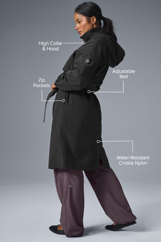 Alo Yoga Crinkle On The Move Trench - Black in Saudi Arabia