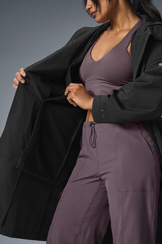 Alo Yoga Crinkle On The Move Trench - Black in Saudi Arabia