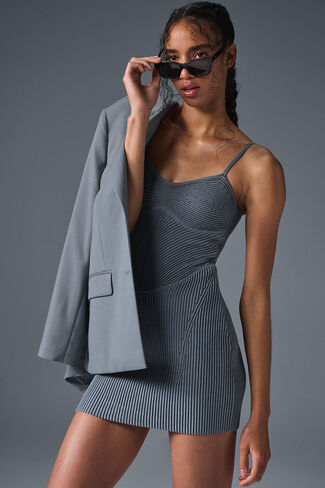 فستان قصير من Alo Yoga من قماش الدنيم - رمادي فولاذي/أنثراسايت in Kuwait