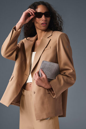 Alo Yoga First-Class Blazer - Toasted Almond in Saudi Arabia