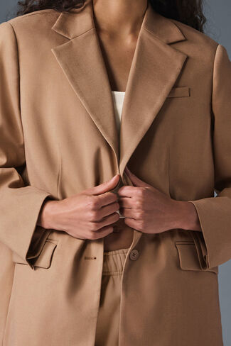 Alo Yoga First-Class Blazer - Toasted Almond in Saudi Arabia